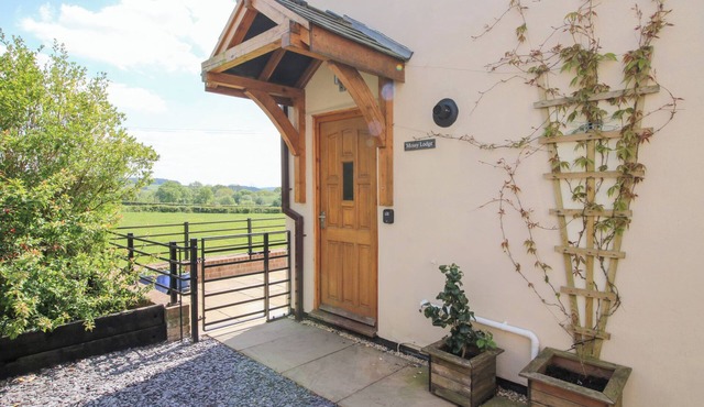 MOSSY LODGE, pet friendly, character holiday cottage in Minsterley