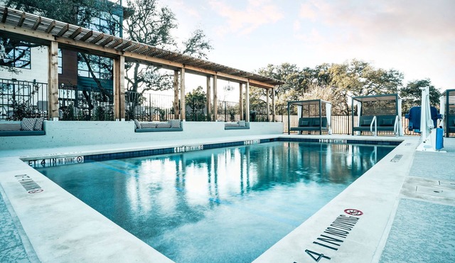Most Chic 1BR King Suite in Dazzling SoCo New Construction w/Trendy Coffee Shop