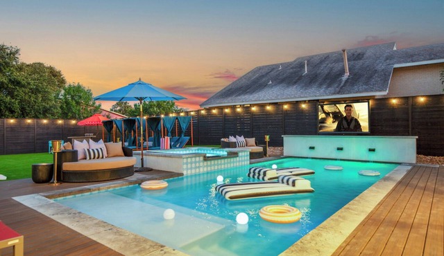 Most EPIC Austin Experience! Sleeps 14 + heated Pool + Spa + Cabanas + Speakeasy