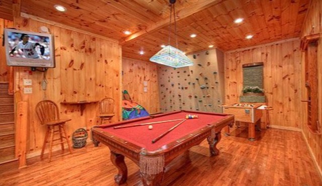 Most Unique Cabin in Smokies,HotTub+Gameroom Voted by Southern living Magazine!