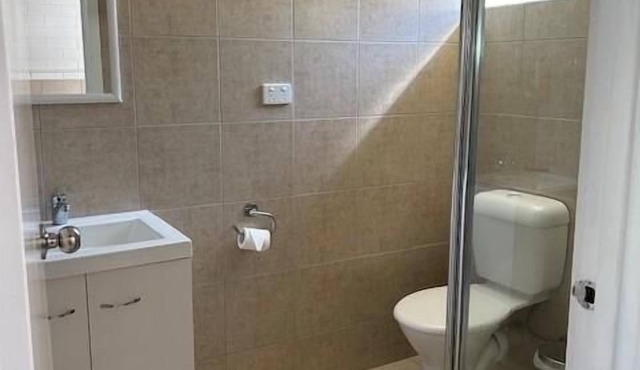 MOTEL 4 - Sleeps 4 - Queen bed, bunk set