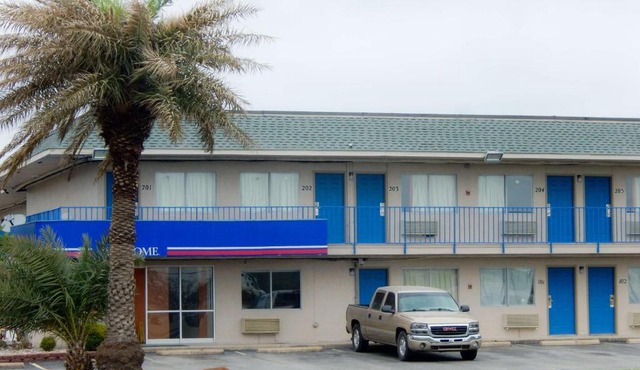 Motel 6-Clute, TX