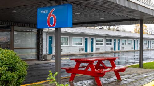 Motel 6 Cornwall, ON