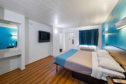 Motel 6-Grand Prairie, TX - Interstate 30