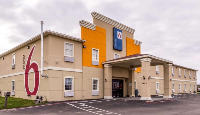 Motel 6-Jourdanton, TX