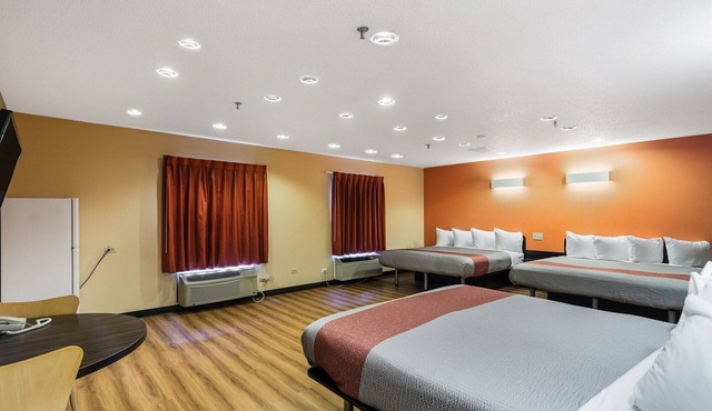 Motel 6 Libertyville, IL