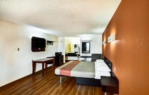 Motel 6-Lindale, TX