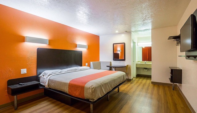 Motel 6 Madisonville, TX