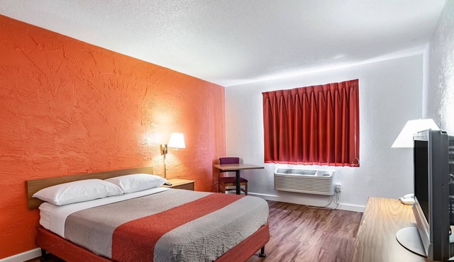 Motel 6 Naperville, IL