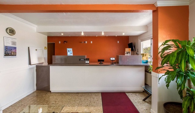 Motel 6 Rossford, OH