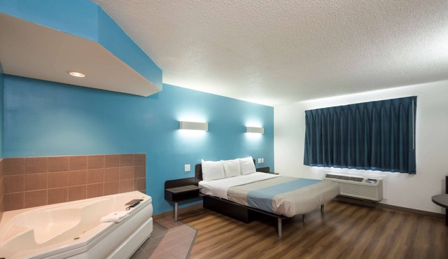 Motel 6 Rothschild, WI