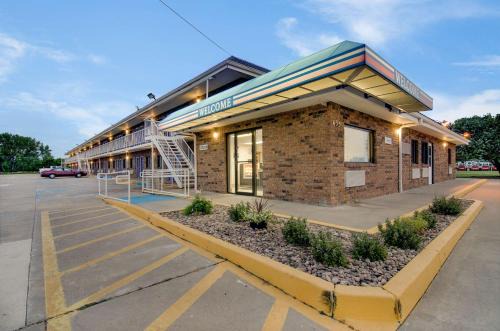 Motel 6-Salina, KS