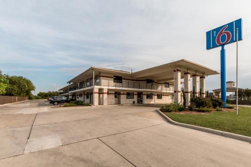 Motel 6-San Antonio, TX - South IH-10 East