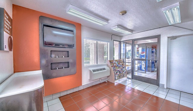 Motel 6 San Antonio, TX - Fiesta