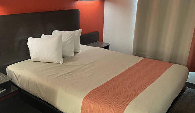 Motel 6 Saskatoon, SK
