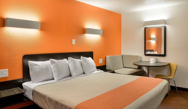 Motel 6 Toledo, OH