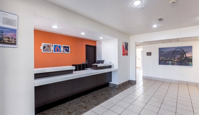 Motel 6 Troy, IL