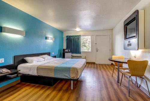 Motel 6 Waco - Lacy Lakeview