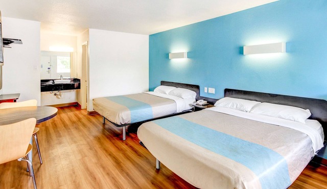 Motel 6 Waco, TX - Lacy Lakeview
