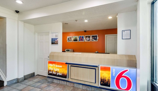 Motel 6 Waukegan, IL