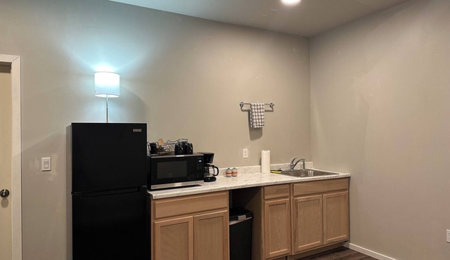 'Mother-In-Law' apartment in rural neighborhood. Kitchenette and Private Bath.