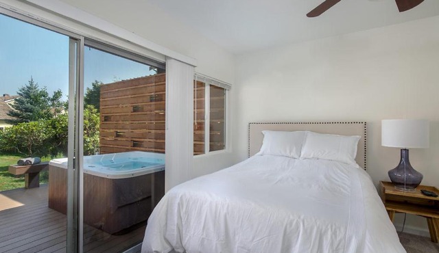 Mother in Law Suite with Private Hot Tub-Downtown