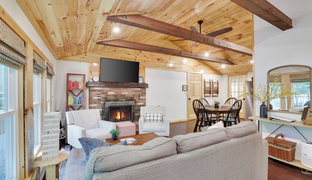 Mother's Day Weekend! Kayaks, Golf Cart for Rent, Close to Lake, Dog Friendly