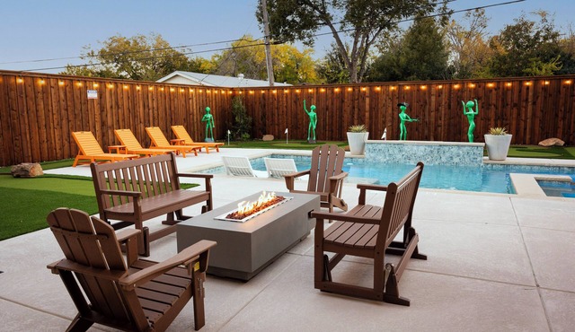 Mothership Arlington: Walk to World Cup: Pool Heated Spa Mini Golf Games & More