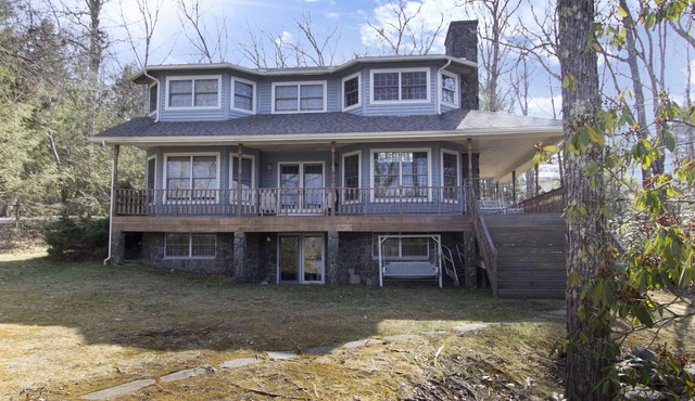 Motor-boating Fairview Lake Lakefront Home - Sleeps 10