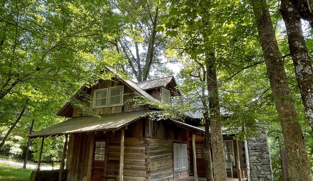 Motorcycle Friendly - Wood Fireplace - Covered Porch