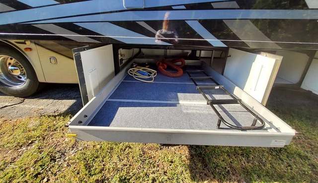 Motorhome - Huge high end 45 ft luxury coach