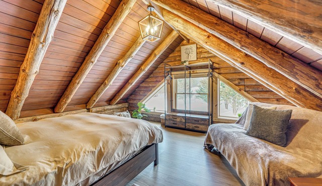 Motorsports, Lake Days & Hikes! Cabin in Waterfall