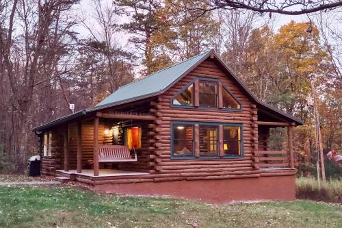 Motorsports, Lake Days & Hikes! Cabin in Waterfall