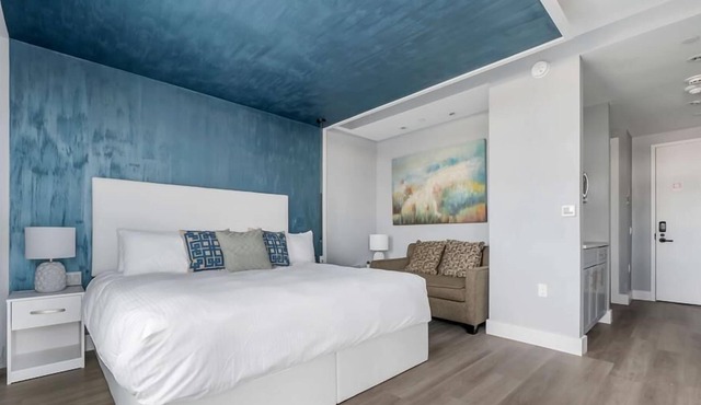 Mott Haven King Studio w Balcony | Gym+Hotel Amenities