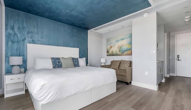 Mott Haven King Studio w Balcony | Gym+Hotel Amenities