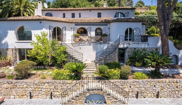 Mougins: Architect-designed villa with swimming pool in a private estate