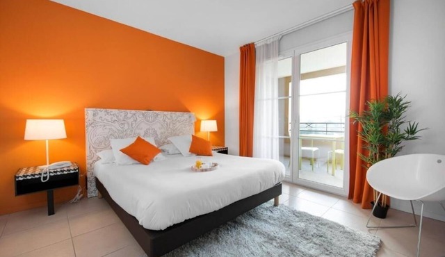 Mougins Riviera Retreat: Hotel with Pool, AC and Fitness Oasis