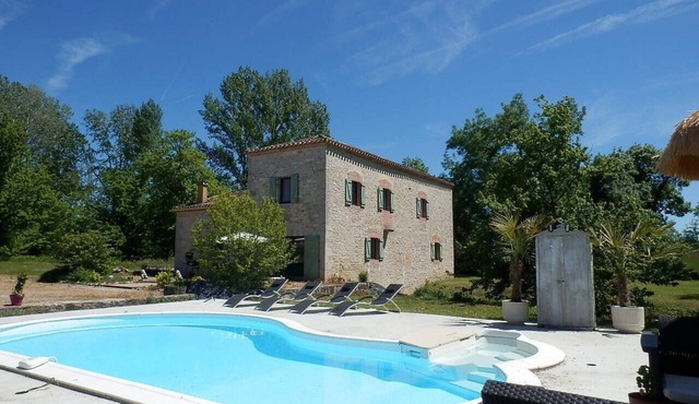 MOULIN avec piscine privée et plan d'eau