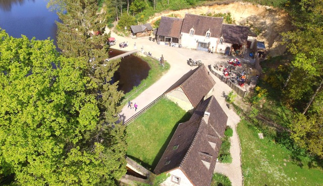Moulin entouré d'étangs sur un vaste domaine, à 50m d'une brasserie artisanale