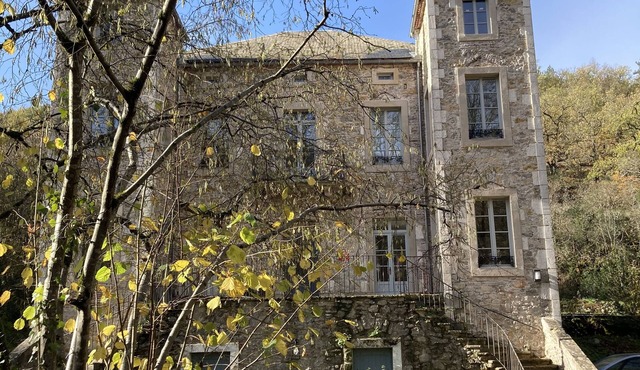 Moulin Transformé en Château au Coeur du Lot. Parc et Rivière Dans la Propriété