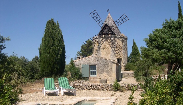 Moulin Maître Cornille, Provencal charm with garden and swimming pool.
