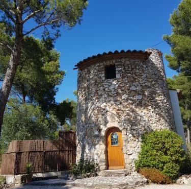 Moulin Rouge Provençal Suite Premium avec jacuzzi extérieur Aix Marseille