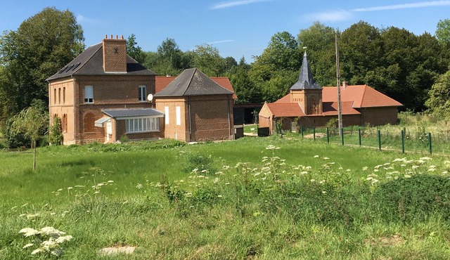 Moulin Situé Dans un Village Calme et Entouré de Verdure