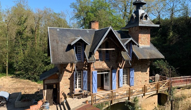 Mouline in a green setting and private swimming pool not overlooked