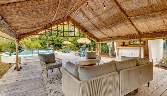 Mount Dora Home: Private Pool & Tropical Bar!