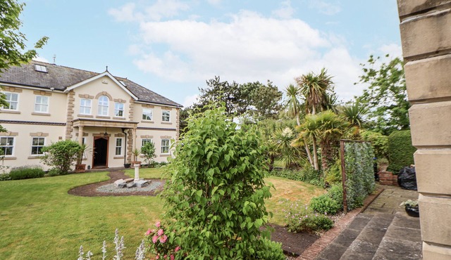 MOUNT HOUSE, family friendly, character holiday cottage in Dyserth