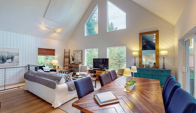 Mount Howard Chalet – Lakefront Luxury on Wallowa Lake Max Guests: 4 | 2 Bedrooms | 1.5 Baths | No Pets