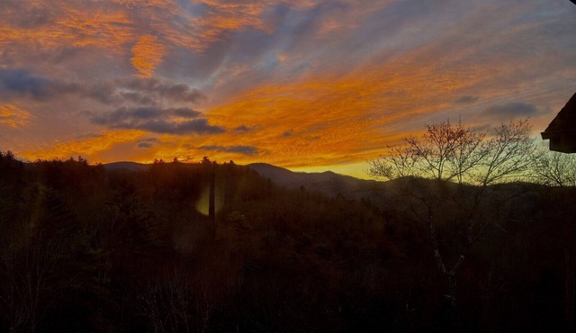 Mount LiveJoy | Top-Floor Echota Retreat | 2 King Suites | Mtn Views | Near Ban