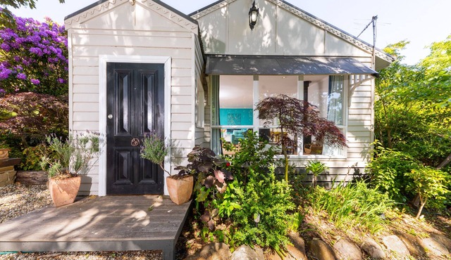 Mount Macedon charming country cottage