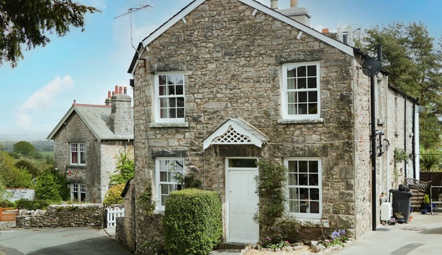 MOUNT PLEASANT COTTAGE, character holiday cottage in Lindale